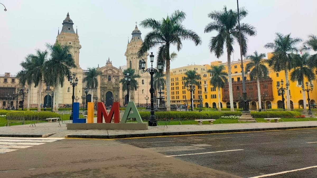La colorata scritta "LIMA" campeggia tra le palme e gli edifici storici di Plaza Mayor a Lima, in Perù: una tappa obbligata per qualsiasi tour esclusivo del 2025.