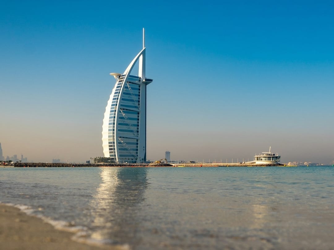 Sperimentate l'iconico hotel Burj Al Arab a Dubai in riva al mare, incorniciato da un cielo limpido e da acque calme: un punto di forza essenziale di qualsiasi tour di Dubai.