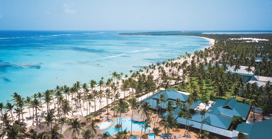 Vista aerea della spiaggia Barcelo Bavaro con acqua turchese, palme ed edifici del resort.