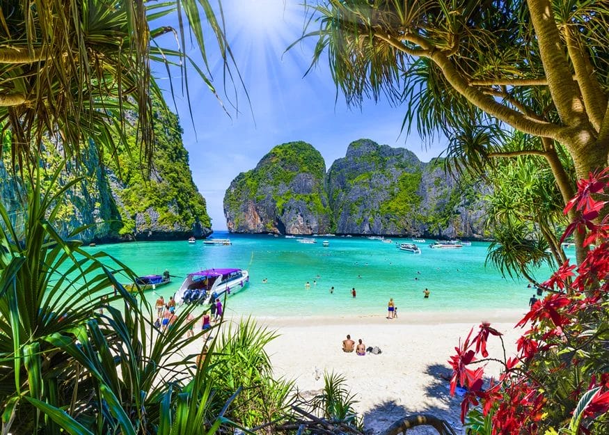 Sperimentate una spiaggia tropicale a PHUKET con sabbia bianca, acqua turchese e scogliere verdeggianti. Nuotare, rilassarsi o fare gite in barca: l'avventura da sogno del TOUR THAILANDIA vi aspetta nel 2026-27 sotto un cielo luminoso.